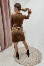 Hnedé zamatové šaty s pierkami HOLLY E-33 38 Hnedé zamatové šaty s pierkami HOLLY E-33 – Obrázok 6