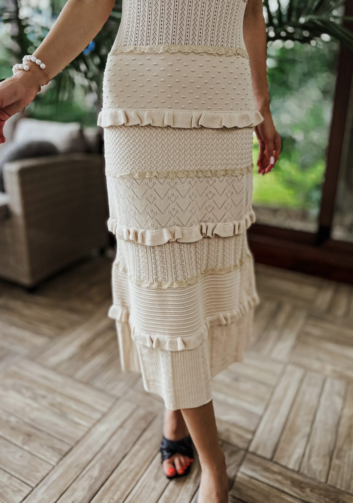 Béžové šaty s háčkovaným vzorom AMORE – Obrázok 3