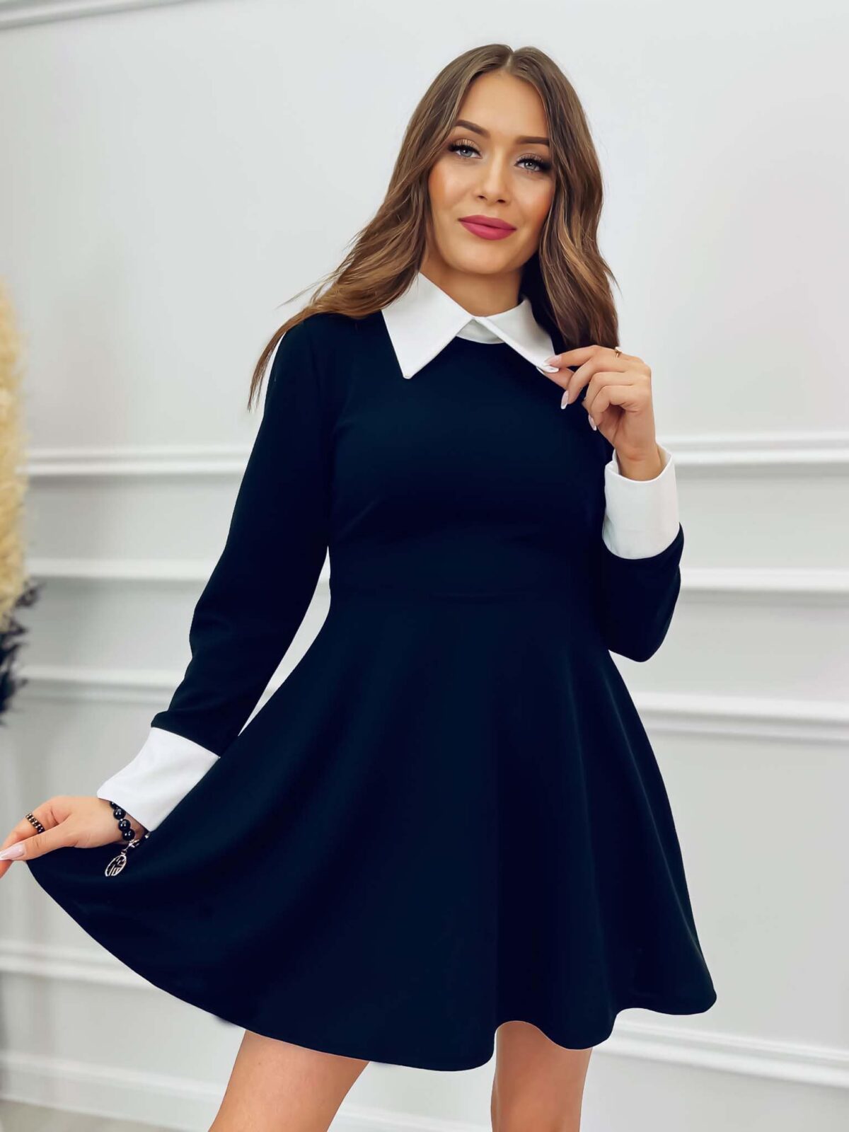 Čierne šaty s golierom WEDNESDAY