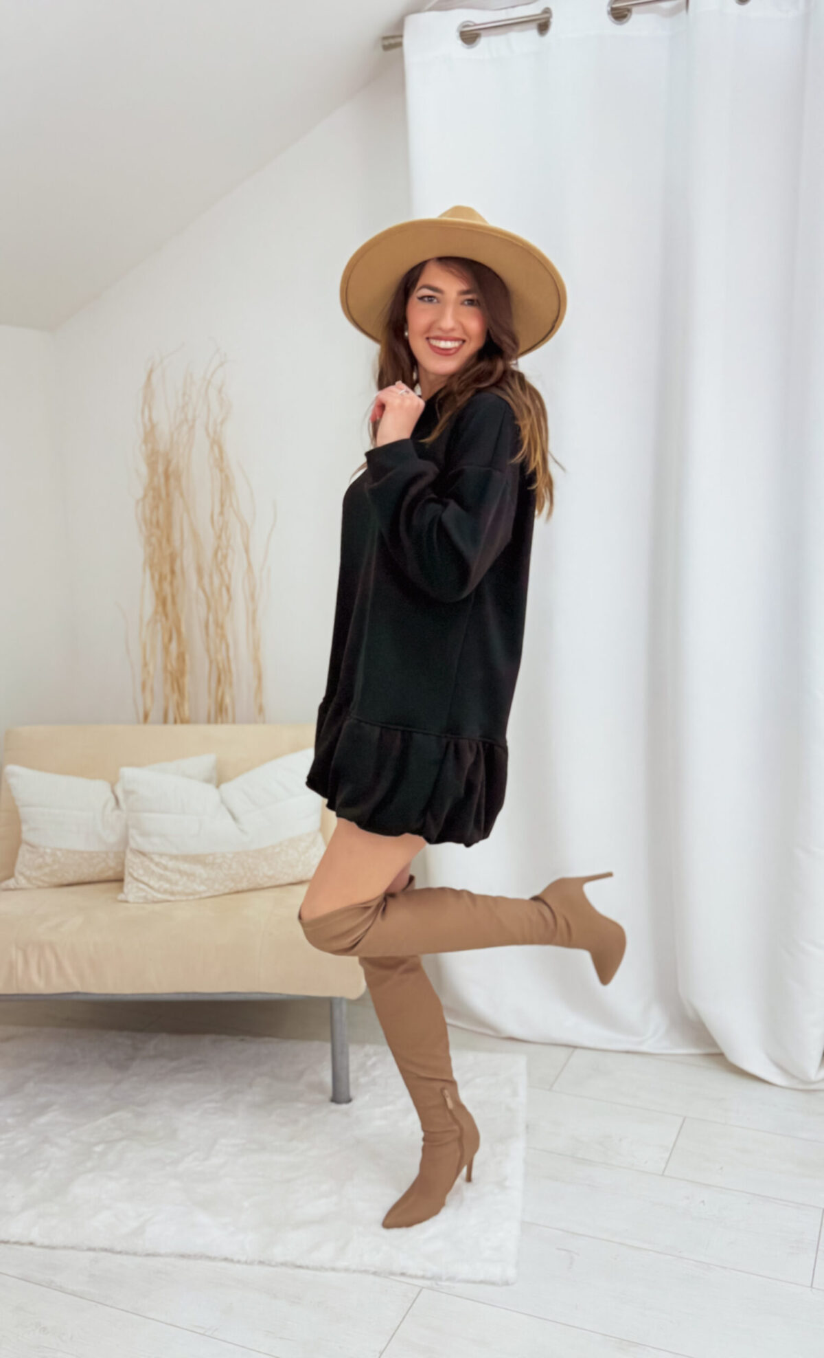 Čierna mikina/šaty s volánom STELLA – Obrázok 4