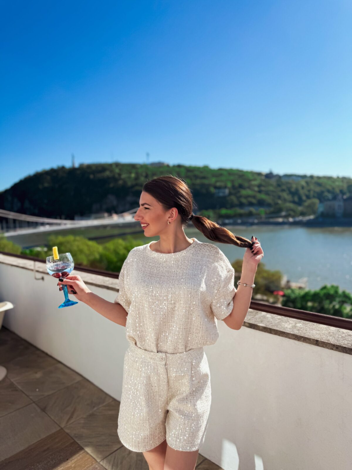 Biely top s flitrami LUX – Obrázok 2