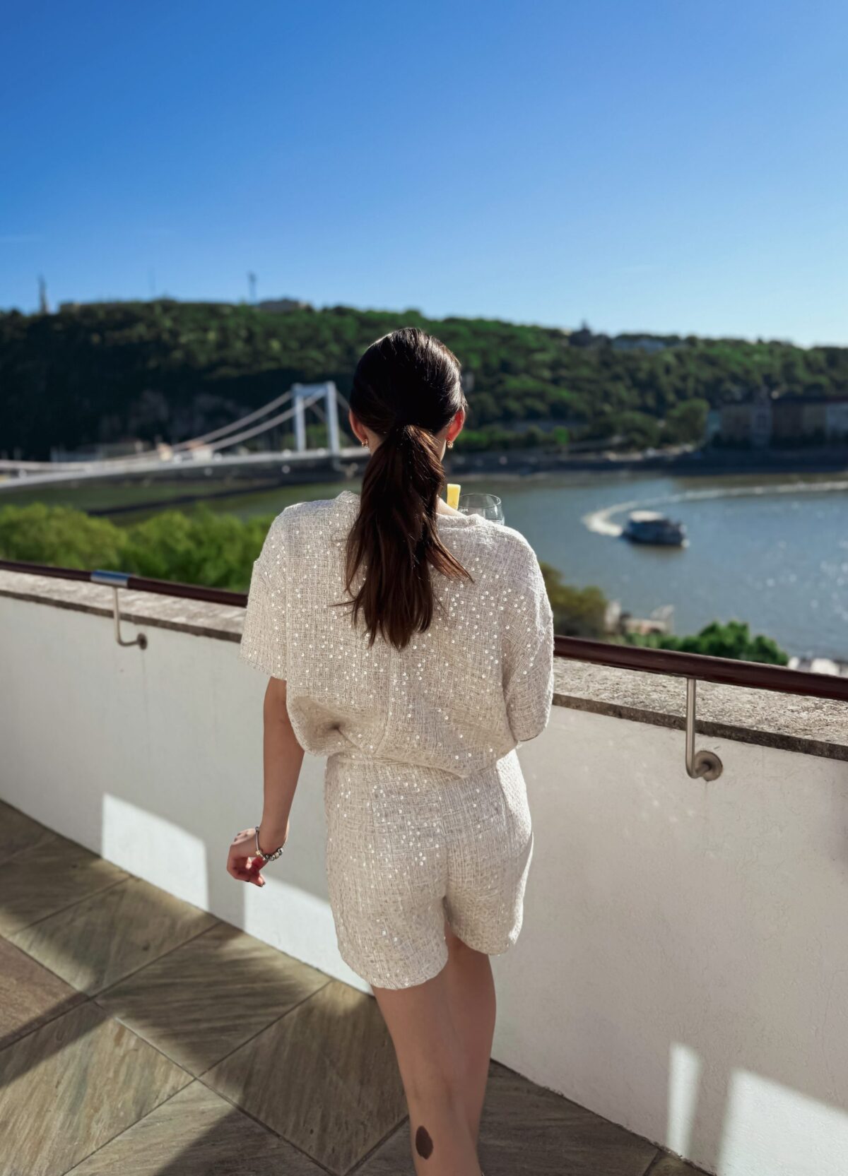 Biely top s flitrami LUX – Obrázok 3